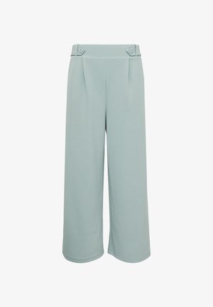 Hellblaue, weit geschnittene Hosen mit glatter Textur, ausgestattet mit zwei Vorderfalten und dekorativen Knopfakzenten am Bund.