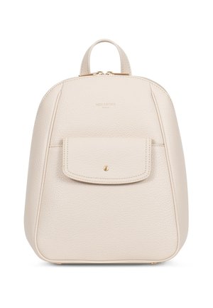 Beżowy plecak z teksturowanej skóry z przednią kieszenią na klapę, górnym uchwytem i złotym zamkiem błyskawicznym, z logo "Hexagona Paris" z przodu.