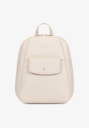 Beige rugzak van getextureerd leer met een voorvak met klep, bovenste handvat en gouden rits, aan de voorkant voorzien van het merk "Hexagona Paris".