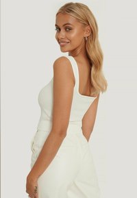 NA-KD ECKIGEM HALSAUSSCHNITT - Topp - offwhite