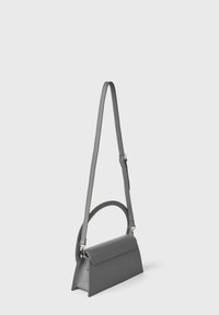 Borsa a mano in pelle grigia con forma strutturata, chiusura piatta a pattina, manico superiore e una lunga tracolla regolabile. Texture liscia e design minimalista.