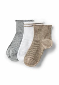 Tre paia di calze: grigio chiaro con una texture a coste, bianco con due righe e una calza beige a coste con una punta liscia.
