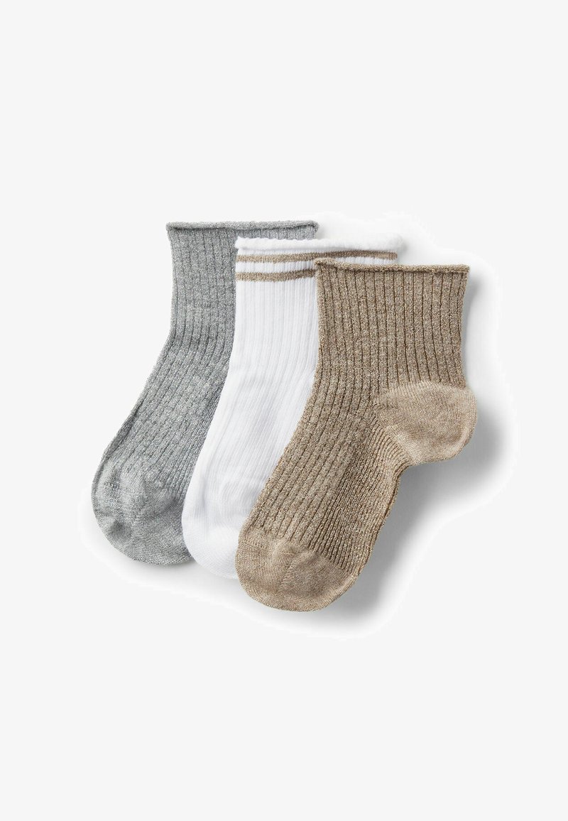 Drei Paar Socken: hellgrau mit einem gerippten Muster, weiß mit zwei Streifen und eine beige, gerippte Socke mit einem glatten Zeh.