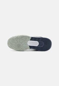 Nike Performance CROSSCOURT - Tenisice za sve terene - white/light silver/midnight navy