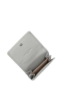 Portafoglio in pelle grigia con superficie testurizzata, chiusura a scatto e più slot per schede. L'interno presenta una fodera beige liscia.