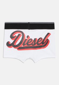 Λευκά μπόξερ με μαύρη μέση, διακοσμημένα με μεγάλο κόκκινο και μαύρο λογότυπο "Diesel" σε καλλιγραφικό στυλ στην πλάτη.