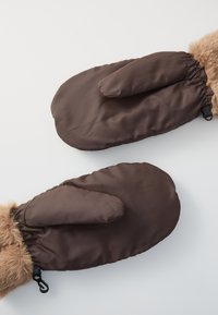 Mittens invernali isolati marroni con polsini in pelliccia sintetica e clip nere su uno sfondo bianco.