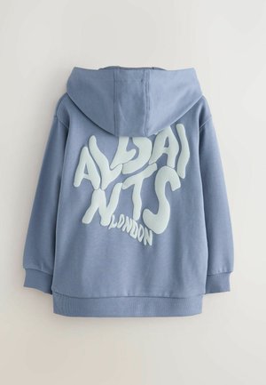 Blå hoodie med en rymlig huva, ribbade ärmslut och nederkant. Har fet, glansig text "ALDA NTS LONDON" i en vågig stil på baksidan.