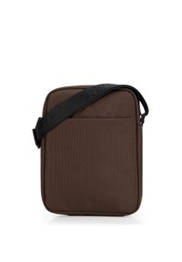Borsa a tracolla in tessuto marrone con esterno imbottito, chiusura con zip, tracolla regolabile e una texture liscia. Presenta un logo discreto sulla tracolla.