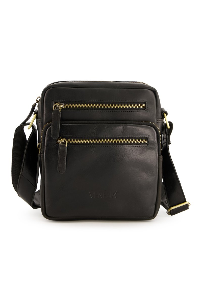 Sort læder crossbody taske med to frontlomme med lynlås, guldaccentueret og en aftagelig reim. Glat tekstur, rektangulær form.