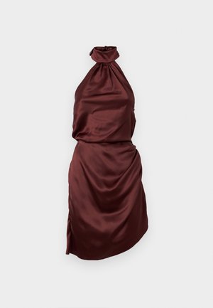 Burgundska saten halterneck obleka z nabranim dekoltejem, oprijetim korpusom in drapirano krilo, ki ima stranski razporek. Gladka tekstura.