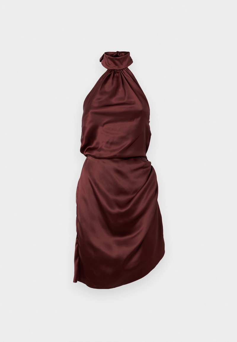 Burgundowa satynowa sukienka na ramiączkach z zebranym dekoltem, dopasowaną górą i drapowaną spódnicą, z bocznym rozcięciem. Gładka tekstura.