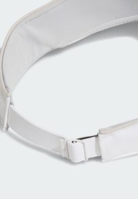 Άσπρη ελαστική ζώνη με υφασμένη υφή, που διαθέτει πλαστική πόρπη και λεία εσωτερική επένδυση, σχεδιασμένη για ρυθμιζόμενη εφαρμογή.