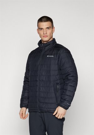 Dunkelblaue Daunenjacke mit hohem Kragen, Reißverschluss vorne, gemustertem Steppdesign und Logo auf der linken Brust. Verfügt über Seitentaschen.