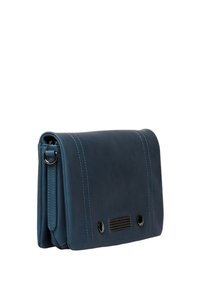 Blauwe leren schoudertas met stiksels, rechthoekige vorm, magneetsluiting en details van metaalhardware. Glad van textuur.