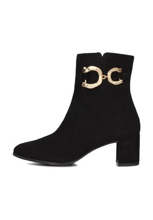 Zwarte suede enkellaars met een blokhak, voorzien van een opvallende gouden hardware accent aan de achterkant en een puntige neus.