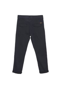 Donker marineblauwe katoenen broek met een recht model, voorzien van opgerolde zoom en twee achterzakken. Eenvoudig ontwerp zonder zichtbare patronen of accenten.