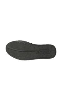 Semelle de chaussure en caoutchouc noir avec surface texturée, présentant des motifs de semelle horizontaux et verticaux pour une meilleure adhérence, et un nom de marque en relief.