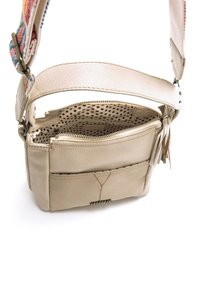 Borsa a tracolla in pelle beige con superficie testurizzata, compartimento principale con cerniera e tracolla in tessuto decorato con colori vivaci.
