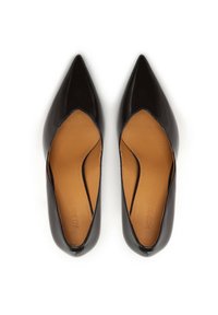 Mustad must nahk-patendi paindlikud baleriinad, millel on külgedel lõikekujundus; sile tekstuur ja heledat värvi siseosa, kus on nähtav logo.
