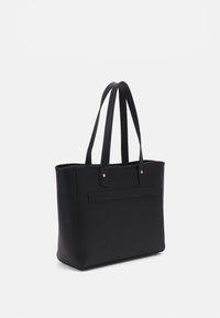 Sort stofpose lavet af glat syntetisk materiale, med to lange håndtag, minimalistisk design og en lille frontlomme med guld accenter.