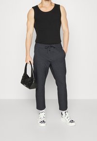 BOSS Tygbyxor - grey