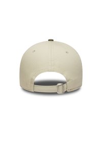 Cappellino da baseball beige con corona arrotondata, fasciacalza regolabile sul retro e un piccolo bottone superiore verde scuro. Tessuto liscio.