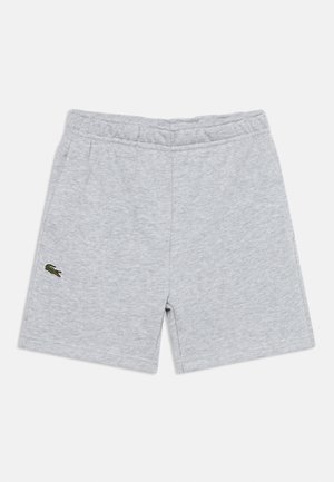 Shorts décontractés gris clair avec ceinture élastique et petit logo crocodile vert sur la cuisse gauche.