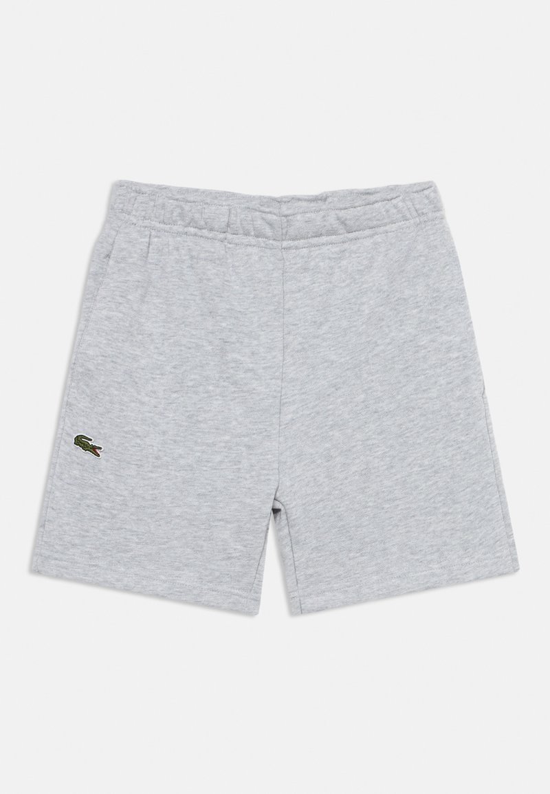 Shorts décontractés gris clair avec ceinture élastique et petit logo crocodile vert sur la cuisse gauche.