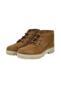 Botines de ante marrón con puntas redondeadas, diseño de cordones y suelas de goma de color claro que cuentan con un patrón de agarre texturizado.