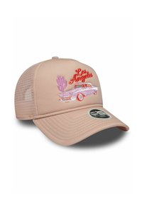 Pfirsichfarbene Baseballmütze mit Netzrücken, die mit gesticktem "Los Angeles"-Text, einem rosa Auto und einem Kaktusdesign versehen ist. Gebogener Schirm mit Logopatch.