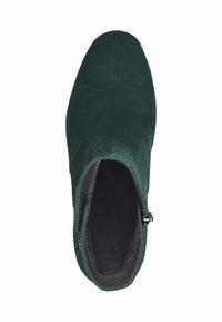 Stivale alla caviglia verde in suede con punta affusolata, zip laterale e morbida fodera interna. Texture liscia e dettagli di cucitura minimi.
