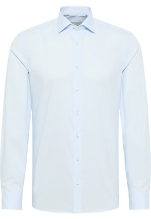 Camicia da uomo a maniche lunghe di colore blu chiaro realizzata in tessuto morbido. Presenta un colletto a punta, bottoni frontali e polsini con bottone. Design pulito e minimalista.
