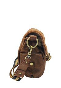 Sac en suède marron de forme arrondie, doté d'une poche avant, de quincaillerie en métal et d'une bandoulière rayée. Texture douce, détails minimalistes.