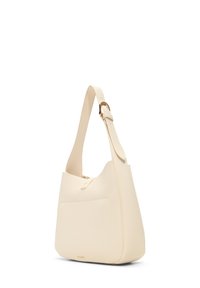 Sac à épaule en cuir crème avec un extérieur texturé, une seule bandoulière ajustable et un détail de poche arrière.