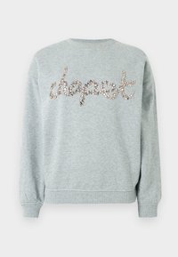 Gai pelēka sporta džemperis ar ribām ap manžetēm un apakšmalu, uz muguras rakstīts “cerība” ar mirdzošām kristālu dekorācijām.