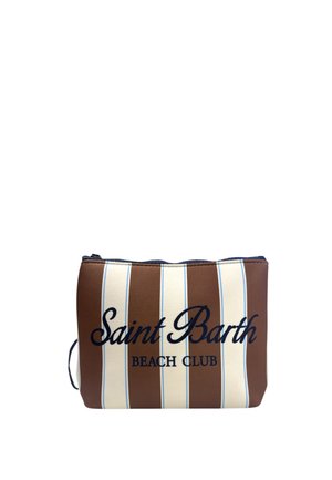 Piccola pochette rettangolare con strisce verticali marroni e crema, con testo nero "Saint Barth BEACH CLUB" sul davanti.