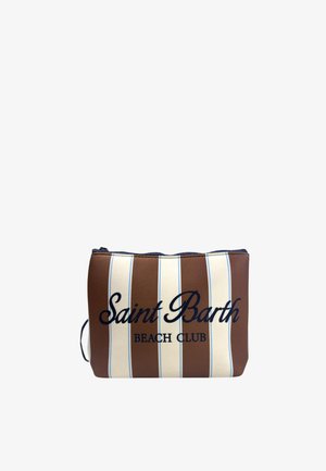 Piccola pochette rettangolare con strisce verticali marroni e crema, con testo nero "Saint Barth BEACH CLUB" sul davanti.