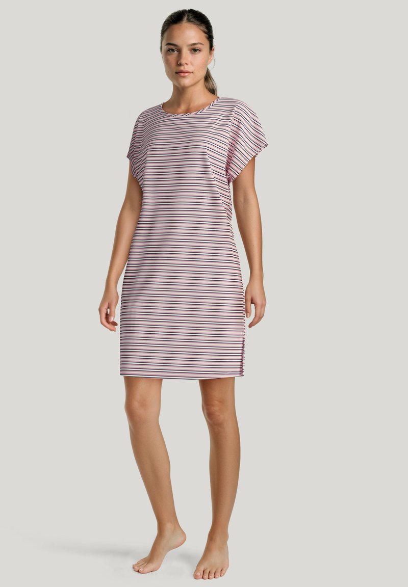 Gestreepte jurk in roze en wit, met korte mouwen, een ronde nek en een losse pasvorm met zijsplitten voor extra bewegingsvrijheid.