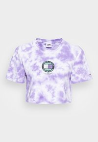 Zkrácené tričko s batikovaným vzorem v purpurové a bílé barvě s kulatým výstřihem. Obsahuje kulatou nálepku vytištěnou v zelené barvě a malou značkovou etiketu na rukávu.