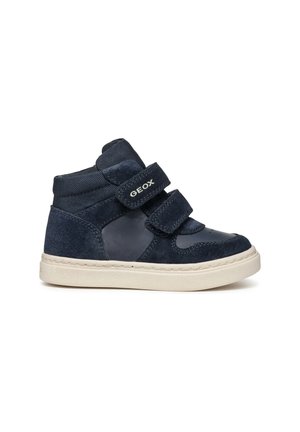 Baskets montantes bleu marine avec deux sangles Velcro portant la marque Geox et semelle en caoutchouc blanche, conçues pour les enfants.