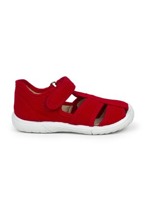 Sandalia de tela roja con puntera cerrada, suela de goma blanca, correa ajustable de Velcro y diseño con recortes para ventilación. Forro interior suave.