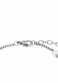 Pulsera de plata con un cierre, pequeños eslabones de cadena y un acento de perla. El diseño es elegante, con un acabado pulido.
