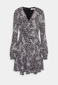 Vestido estampado em preto e branco com mangas longas, decote em V, bainha ampla e cintura ajustada. Apresenta um fecho de zíper nas costas.