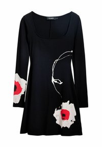 Rochie neagră cu manșon lung și un decolteu patratos, decorată cu imprimeuri florale albe și accente roșii pe mâneci, având o croială lejeră.