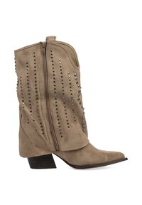 Bota corta de ante beige con punta puntiaguda, decorada con filas verticales de tachuelas metálicas, con cremallera lateral y tacón bajo apilado.