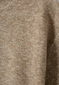 Maglione beige in lana con una superficie strutturata e morbida; presenta un collo rotondo e una vestibilità leggermente ampia, offrendo un aspetto accogliente.
