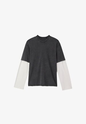 Maglietta a maniche lunghe con corpo grigio scuro e maniche bianche. Realizzata in tessuto morbido, presenta un collo rotondo e una vestibilità rilassata.