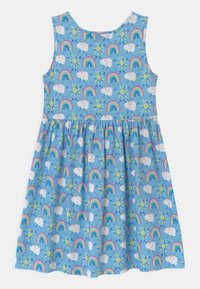 Niebieska sukienka bez rękawów z okrągłym dekoltem, ozdobiona wesołym wzorem z tęcz, obłoków i słońc w jasnych kolorach na miękkiej tkaninie.
