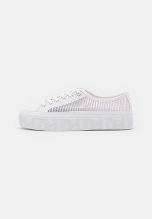 Lavtop hvid sneaker med tyk mønstret sål, snørelukning og semitransparente sider med subtile lyserøde striber.